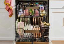 Чому в посудомийній машині неприємний запах (і як це усунути)