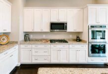 Застарілі стільниці на кухні: чого радять уникати дизайнери зараз