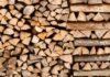 Das Stapeln von Brennholz meistern: Methoden, um Holz schneller und sicherer zu lagern